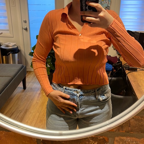 Beautiful salmon colour v-neck top buttoned with long sleeves from Zara - Picture 2 of 10